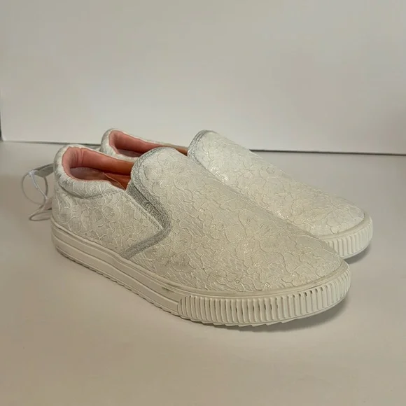 NWT SO Evalyn Womens White Lace Slip-on size 6 - Picture 2 of 7